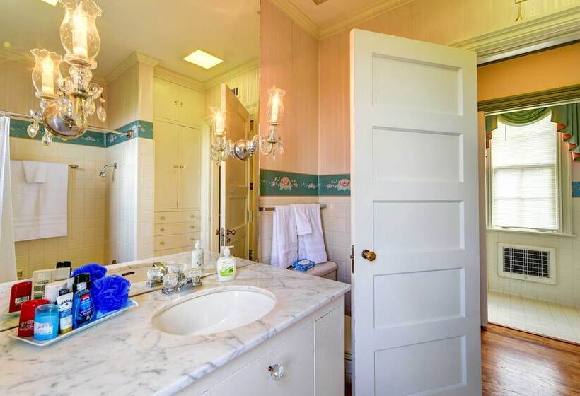 Bowling Green House W/ Shared Pool!