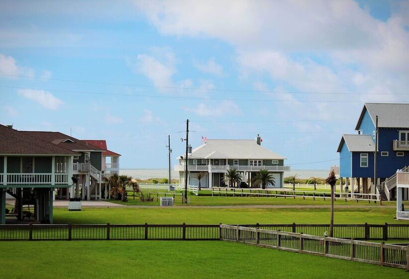 Deck & Grill: Walkable Crystal Beach House!