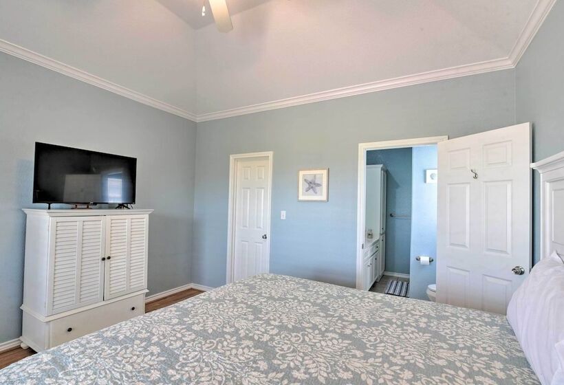 Deck & Grill: Walkable Crystal Beach House!