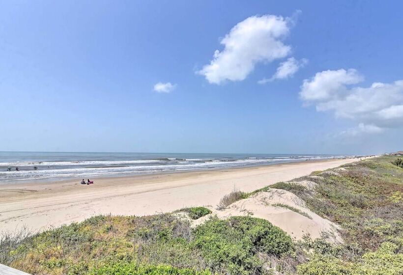 Deck & Grill: Walkable Crystal Beach House!