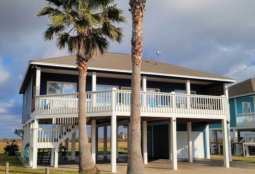 Deck & Grill: Walkable Crystal Beach House!