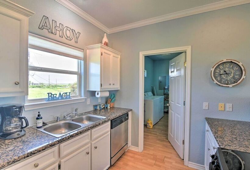 Deck & Grill: Walkable Crystal Beach House!