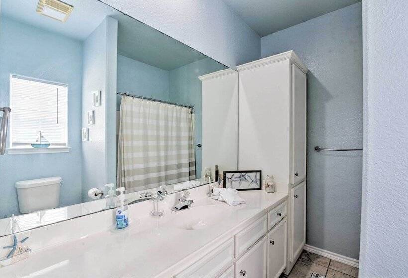 Deck & Grill: Walkable Crystal Beach House!