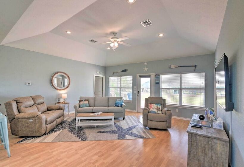 Deck & Grill: Walkable Crystal Beach House!