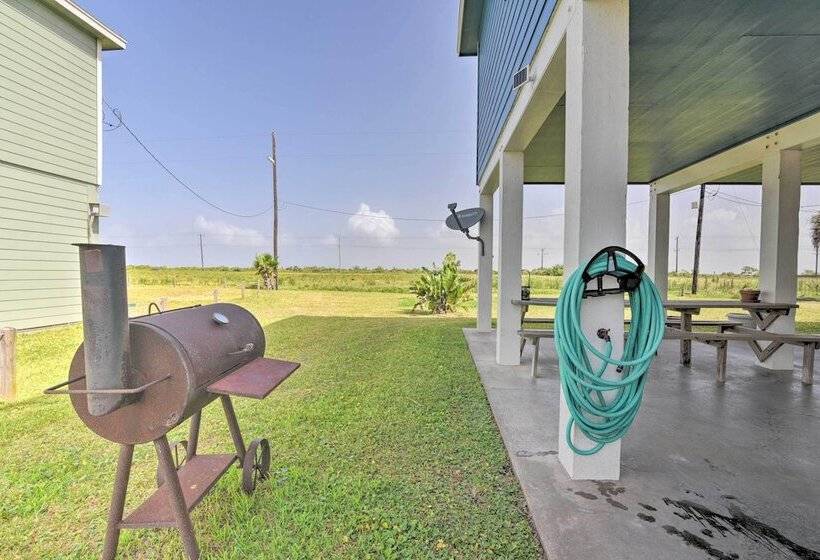 Deck & Grill: Walkable Crystal Beach House!