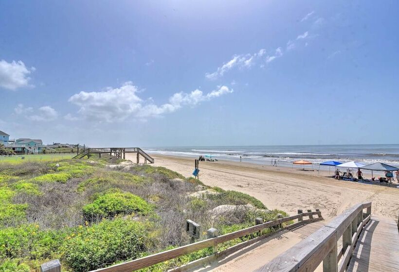 Deck & Grill: Walkable Crystal Beach House!