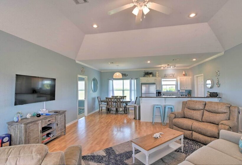 Deck & Grill: Walkable Crystal Beach House!