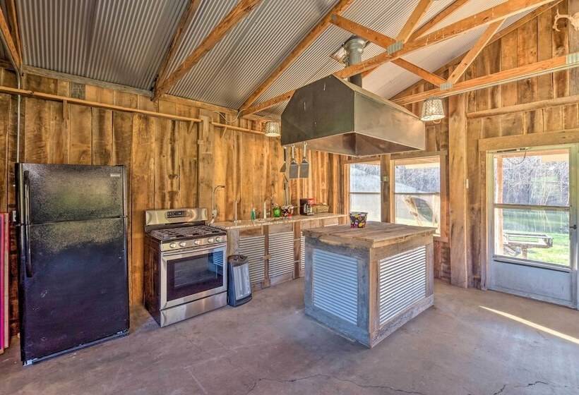 Bright Green Gables Cabin: Hike, Swim & Bbq