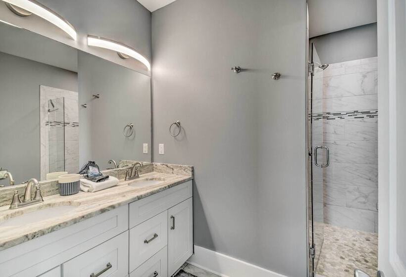 Sunny Gulf Shores Retreat W/ Deck: Walk To Beach!