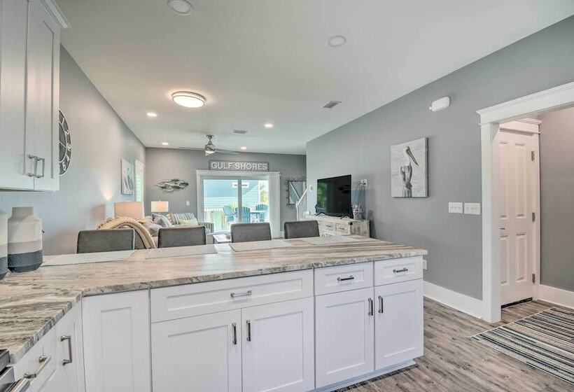 Sunny Gulf Shores Retreat W/ Deck: Walk To Beach!