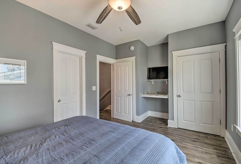 Sunny Gulf Shores Retreat W/ Deck: Walk To Beach!