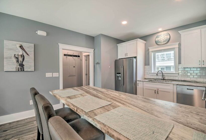 Sunny Gulf Shores Retreat W/ Deck: Walk To Beach!