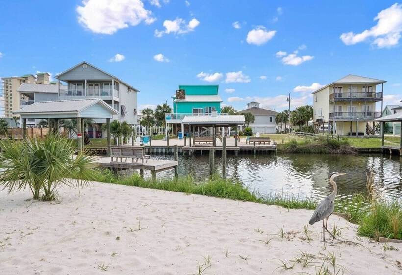 Sunny Gulf Shores Retreat W/ Deck: Walk To Beach!