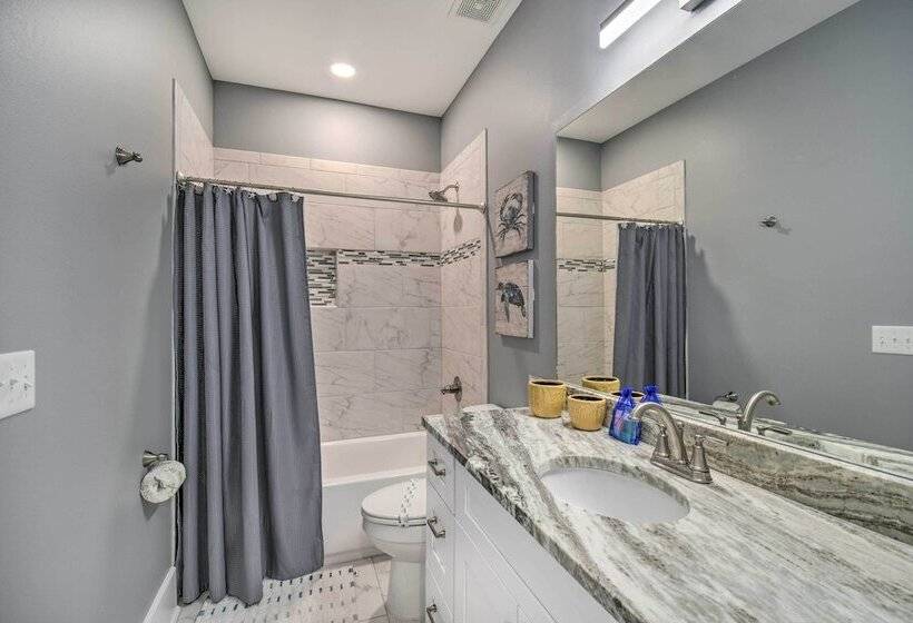 Sunny Gulf Shores Retreat W/ Deck: Walk To Beach!