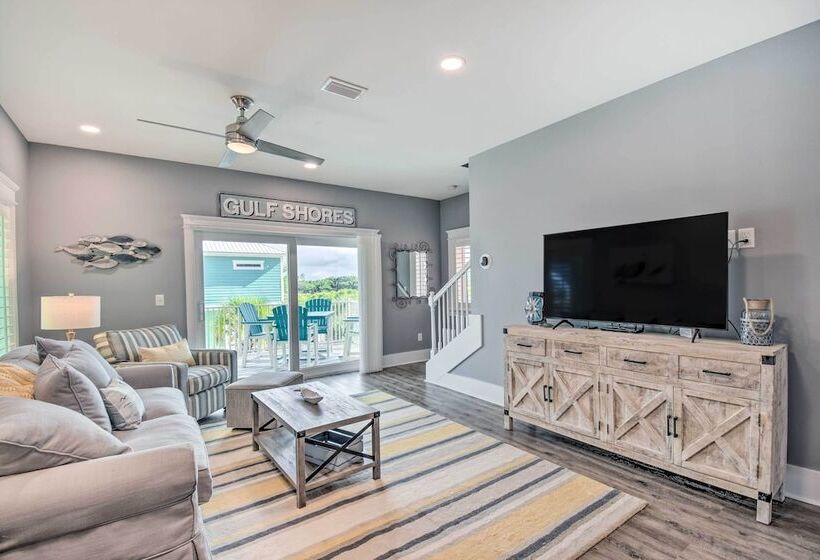 Sunny Gulf Shores Retreat W/ Deck: Walk To Beach!