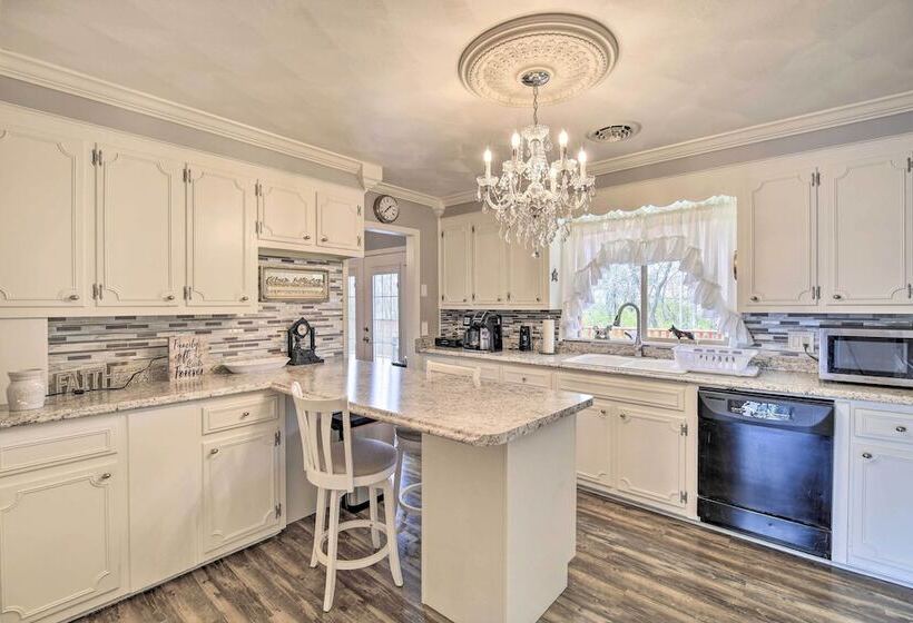 Bristol Retreat W/ Creek Access: 2 Mi To Dtwn