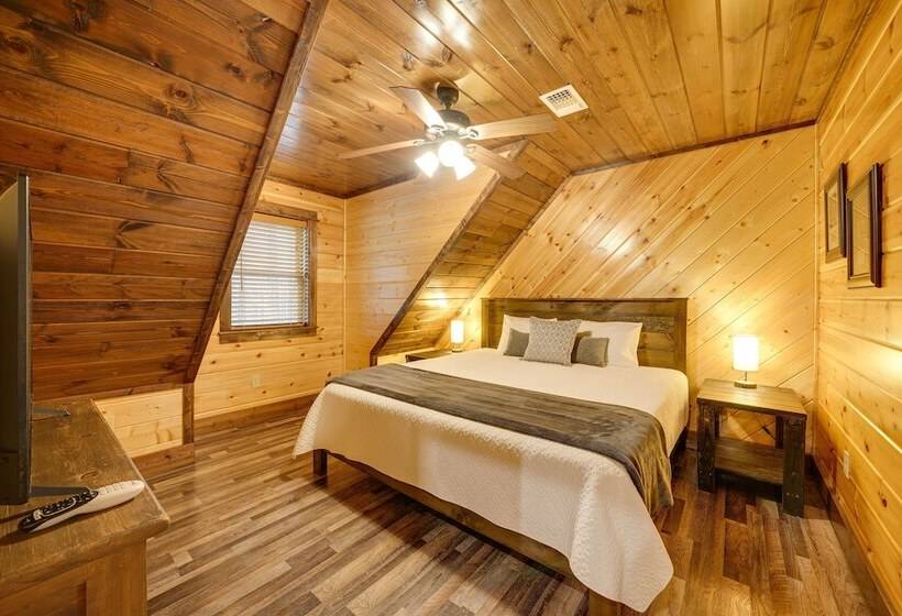 Broken Bow Cabin On 1 Acre W/ Hot Tub & Fire Pit!