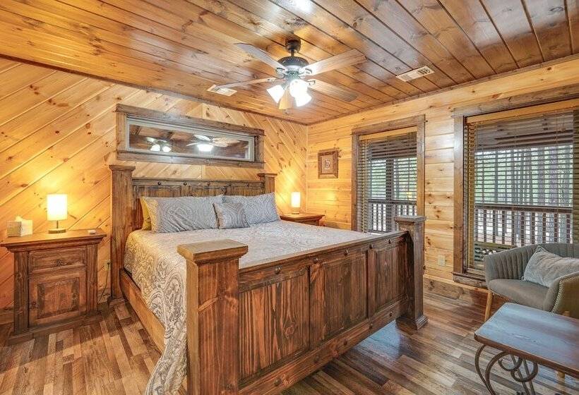 Broken Bow Cabin On 1 Acre W/ Hot Tub & Fire Pit!