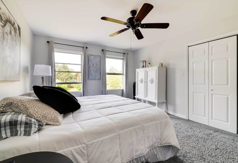 Calm Columbia Haven: Outdoor Pool, Hot Tub!