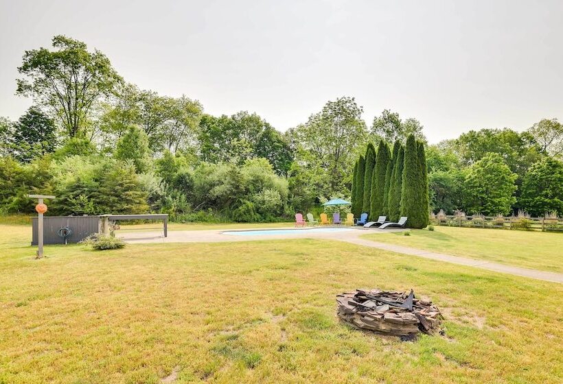 Calm Columbia Haven: Outdoor Pool, Hot Tub!