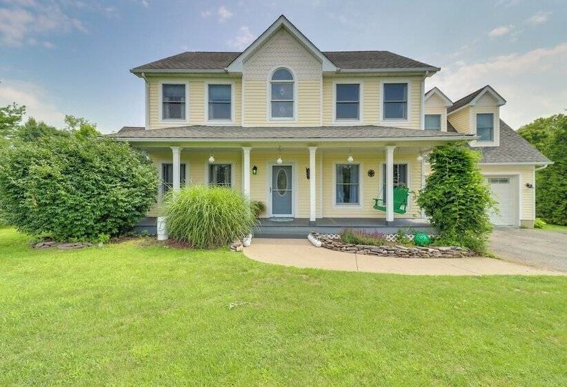Calm Columbia Haven: Outdoor Pool, Hot Tub!