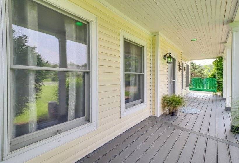 Calm Columbia Haven: Outdoor Pool, Hot Tub!