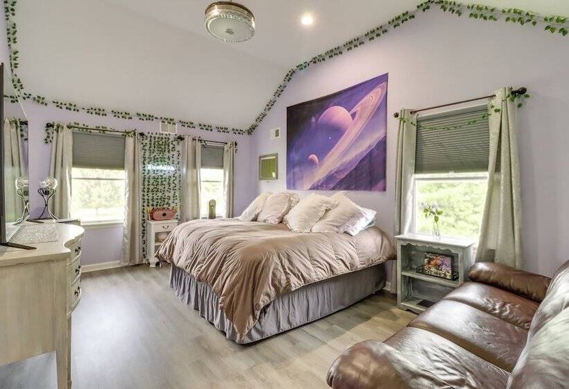 Calm Columbia Haven: Outdoor Pool, Hot Tub!