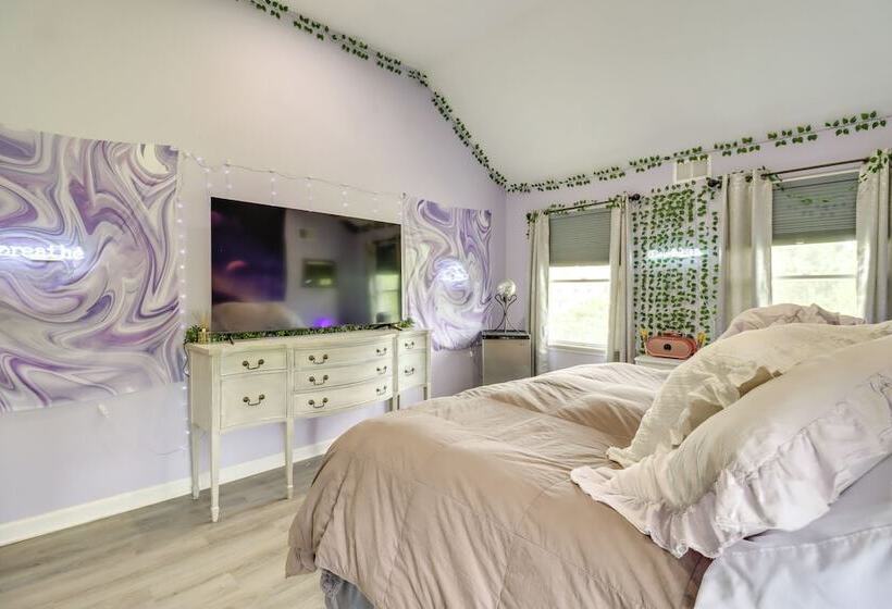 Calm Columbia Haven: Outdoor Pool, Hot Tub!