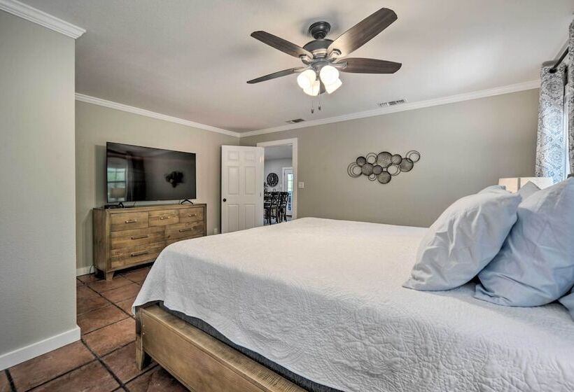 Canyon Lake Hideaway W/ Fire Pit & Yard!