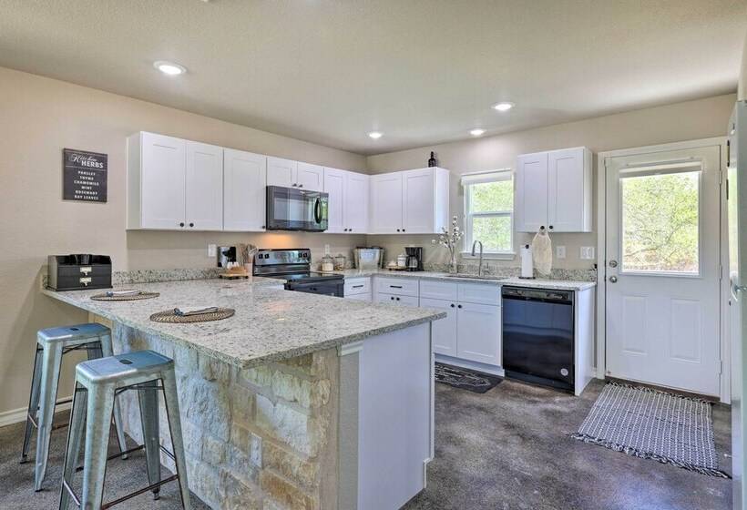 Canyon Lake Home ~ 1 Mi To Golfing & Swimming