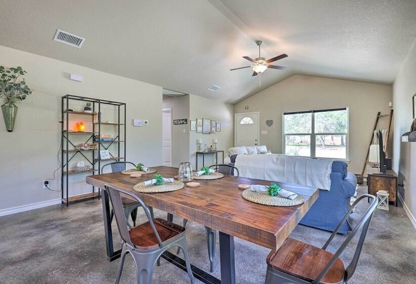 Canyon Lake Home ~ 1 Mi To Golfing & Swimming