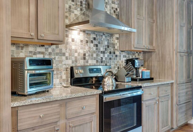 Canyon Lake Home W/ Spacious Deck & Backyard!