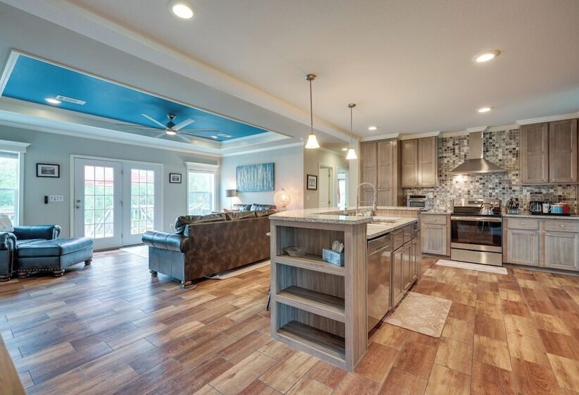 Canyon Lake Home W/ Spacious Deck & Backyard!