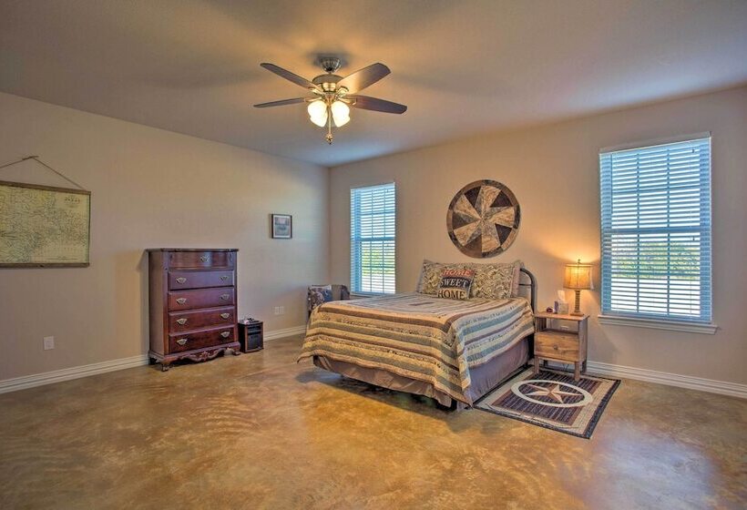 Pet Friendly Anna Ranch On 13 Acres!