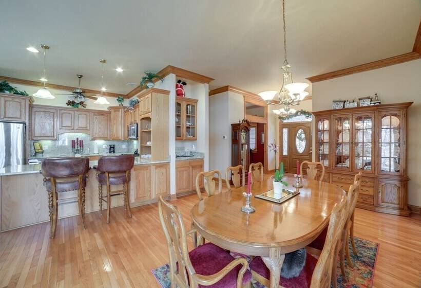 Charming Crete Home W/ Hot Tub, Deck & Fire Pit