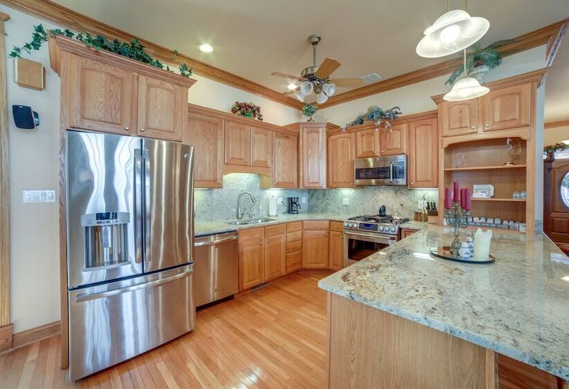 Charming Crete Home W/ Hot Tub, Deck & Fire Pit