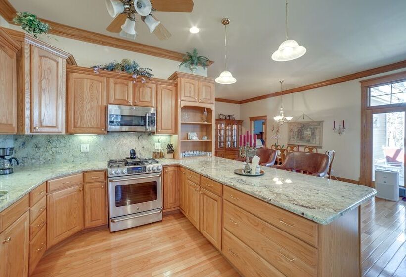 Charming Crete Home W/ Hot Tub, Deck & Fire Pit