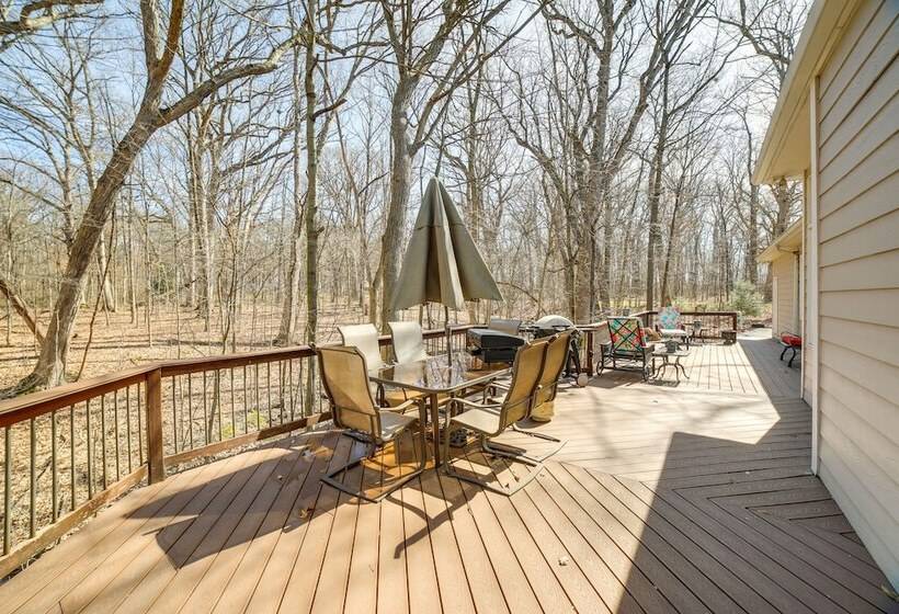 Charming Crete Home W/ Hot Tub, Deck & Fire Pit