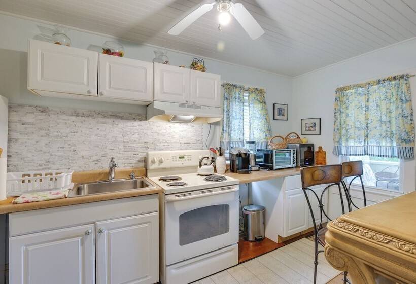 Charming Danbury Cottage W/ Lake Kenosia Access!