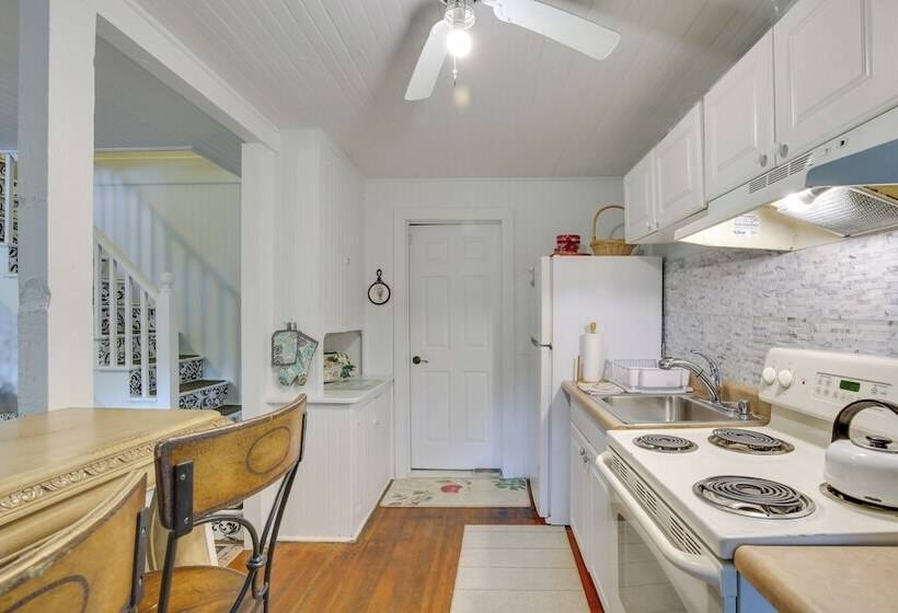 Charming Danbury Cottage W/ Lake Kenosia Access!