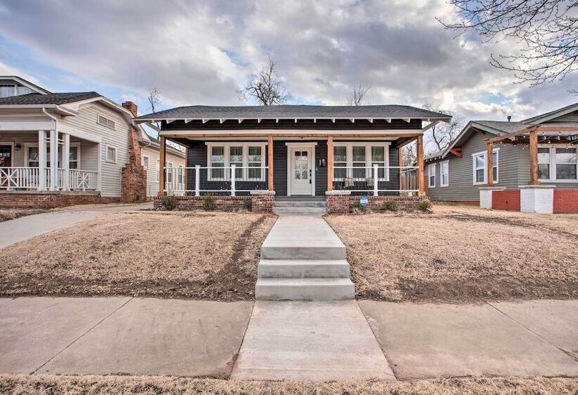 Charming Downtown Home W/ Updated Interior!