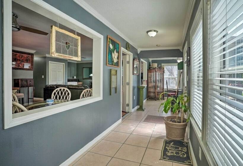 Charming Home W/ Yard, Walk To Beach & Casino