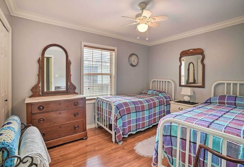 Charming Home W/ Yard, Walk To Beach & Casino