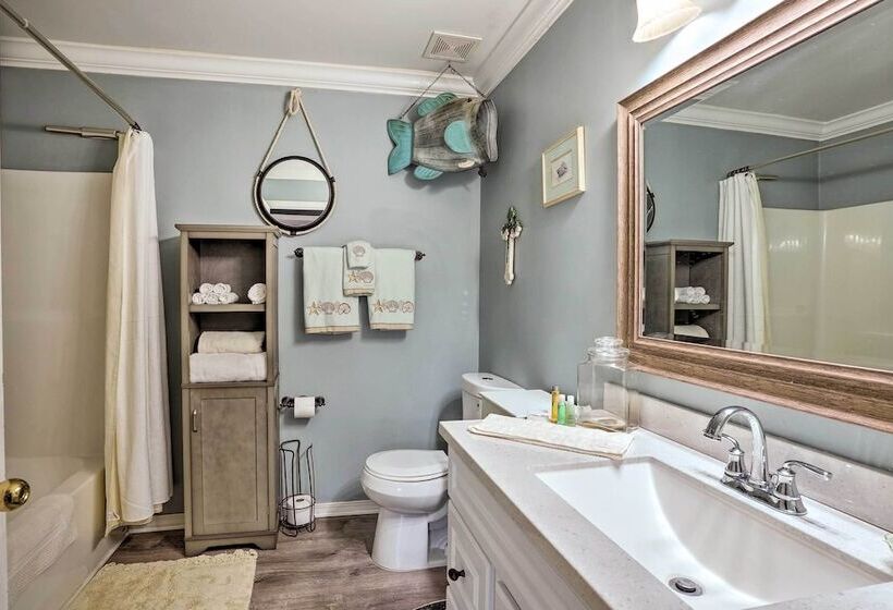 Charming Home W/ Yard, Walk To Beach & Casino