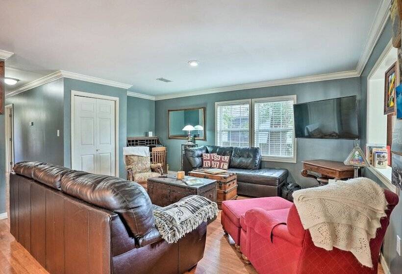 Charming Home W/ Yard, Walk To Beach & Casino