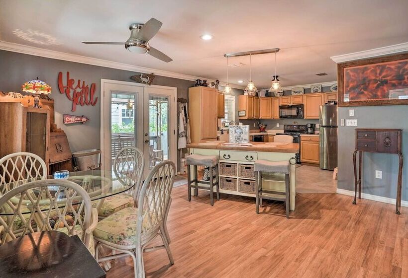 Charming Home W/ Yard, Walk To Beach & Casino