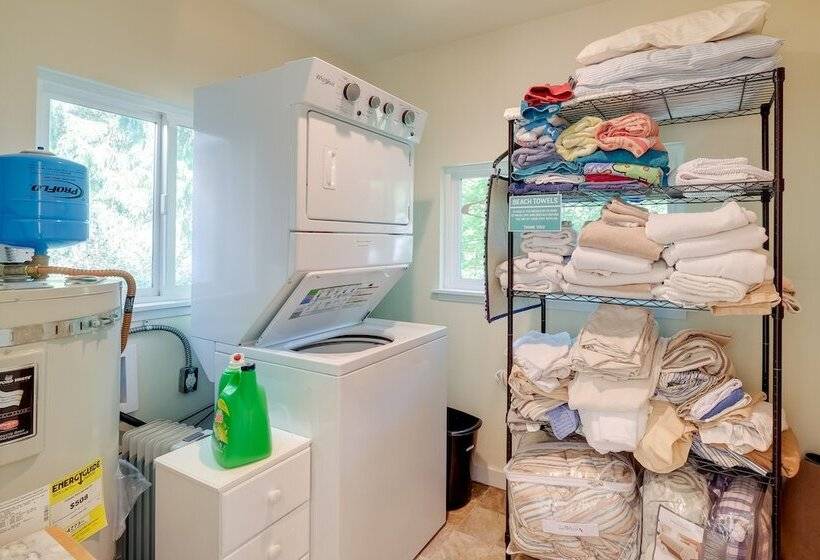 Charming Indianola Home: Walk To Town!