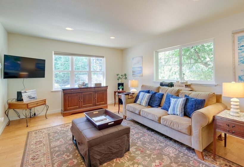 Charming Indianola Home: Walk To Town!