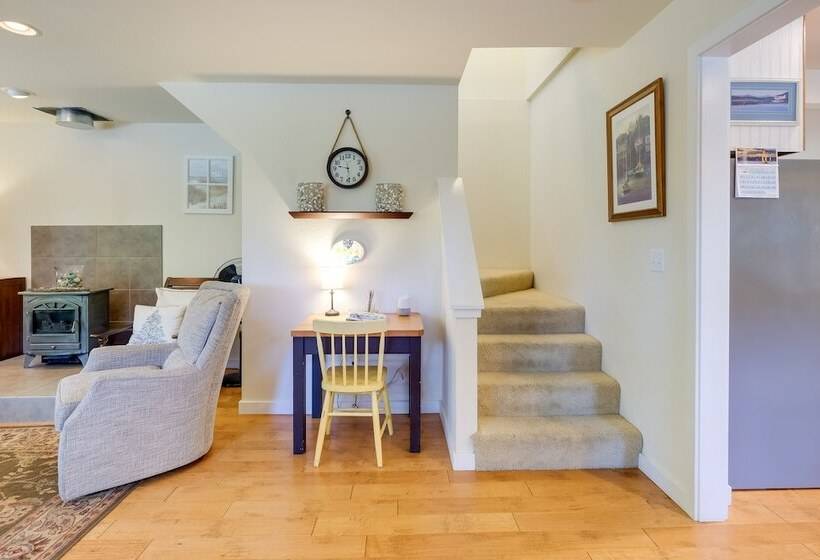 Charming Indianola Home: Walk To Town!