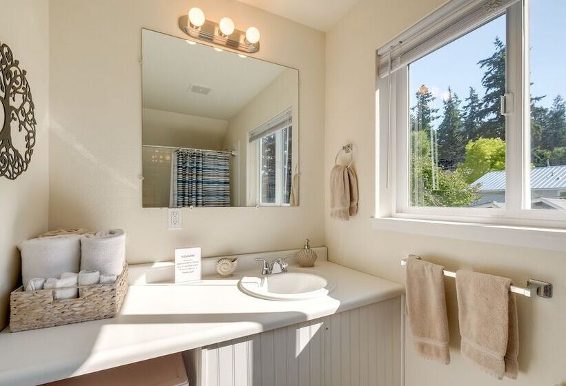 Charming Indianola Home: Walk To Town!